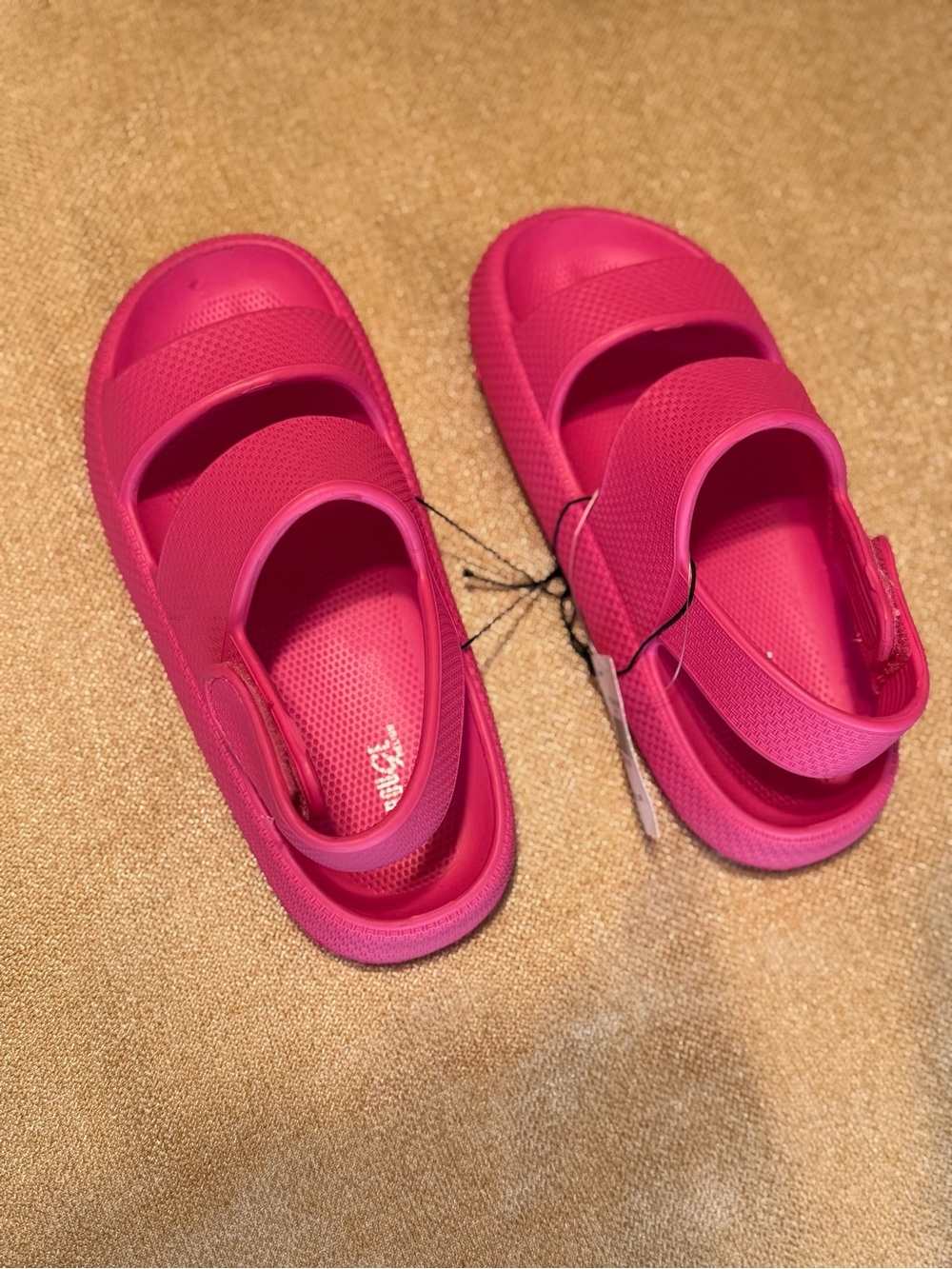Rouge hot pink women’s sandal new size 7 runs big